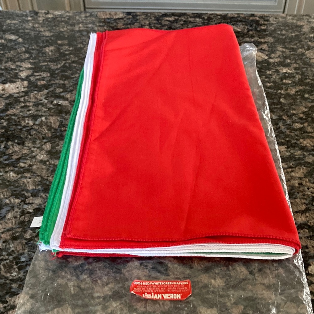 LILLIAN VERNON GREEN WHITE AND RED NAPKIN NWT